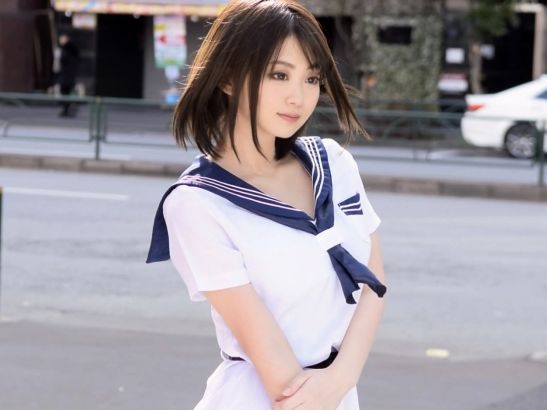 【コスプレレイヤーのエロ変態プレイ】 制服姿で大胆露出！ デカチンに跨り、エロコスで乱れるドスケベ美少女！