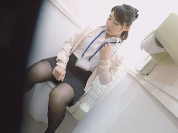 ＜OL×盗撮＞放尿&オナニーの盗撮映像!!美人OLが個室でひとり上手でマジ逝き昇天♪仕事の合間に快楽解放のひととき♫