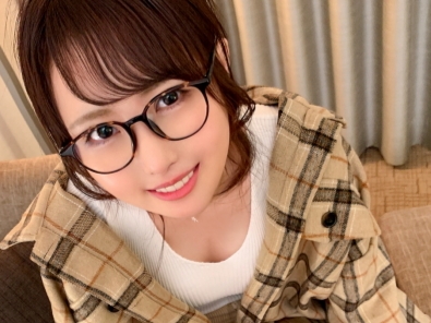 【メガネ女子の淫乱プレイ】知的な見た目と裏腹にドスケベな彼女と濃厚セックス！キレイなボディを堪能し、おマンコを激しく突きまくって、最後は奥深くまでザーメンぶちまける！「メガネ越しの喘ぎ顔が最高♡」
