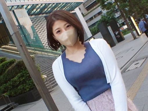 【素人】お仕事熱心な女性でお綺麗な方なんですけど…セックスでは弾けちゃうタイプみたいでかなり淫乱になってイっちゃった！
