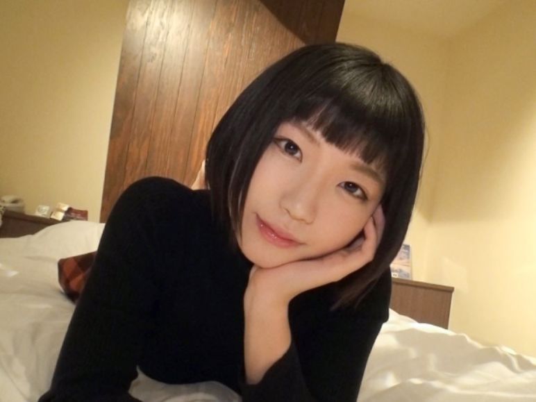 【パッツン前髪の素人娘】『恥ずかしい…』ショートカット美少女がベッドで大胆に変身！濡れ濡れのおまんこをドアップで激写、喘ぎ声が止まらないエロすぎるシチュエーションに興奮必至！ｗ