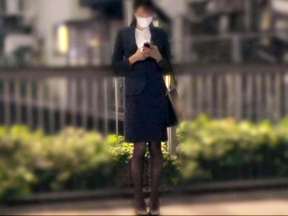 【美脚OLの誘惑】美人すぎるキャリアウーマン、仕事中のストレス発散はエッチなプレイ♡ムチムチの美脚とエロいマンコから滴る愛液にフル勃起必至！