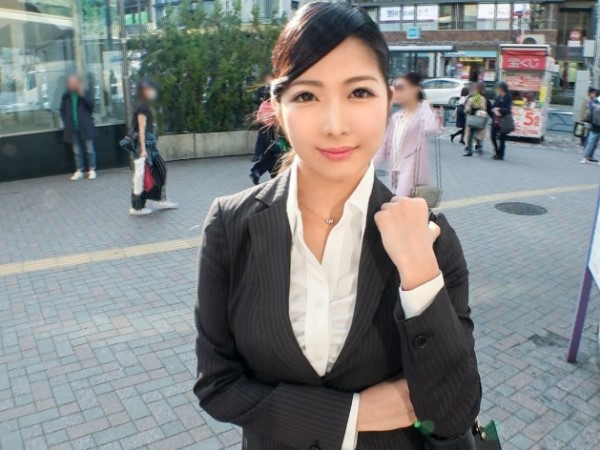 【街角ナンパ】仕事中のOLをゲット！ホテルでねっとりフェラから激しく絡み合う！真面目なOLが仕事中に見せるエッチな素顔に興奮間違いなし！！