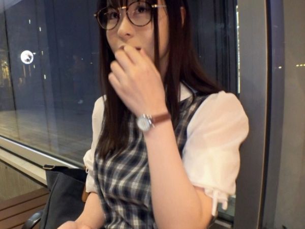 【素人ナンパ×眼鏡女子】『えっ、そんなのダメです…』幸薄系美女をナンパしてホテルへ直行!チンポを見せつけたら、恥ずかしそうに手を伸ばすウブな反応がたまらない♡