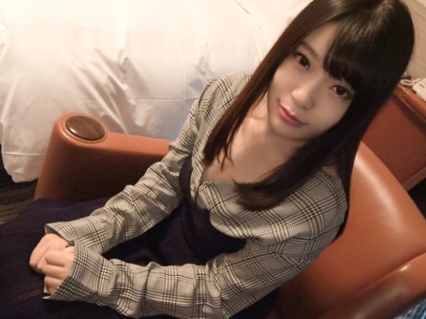 <素人>程よい肉感で色白美乳桃尻の美少女♫手マンとクンニで大洪水の敏感系♡早漏系パイパンまんこがイキ潮失禁♪