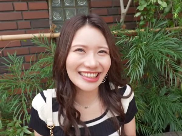 【スレンダーパパ活美女の誘惑】「もっと触って…♡」抜群の美脚で誘惑！敏感すぎる体質！公衆の面前でも快感に没頭！