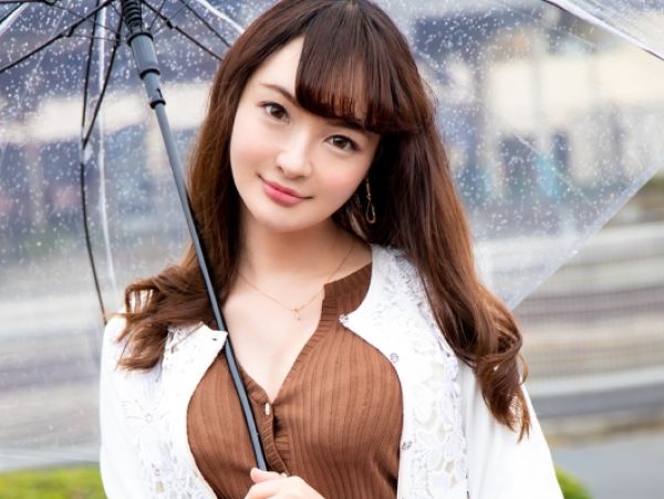 【気品ある奥様の危険な不倫】『旦那じゃ物足りないの…』欲求不満な素人人妻が、デカチン男との不倫SEXに溺れる！上品な顔してフェラで発情、ご無沙汰マ○コは濡れまくり♥ 気品溢れる奥様が、不倫相手のチ○ポに悶えまくる！！