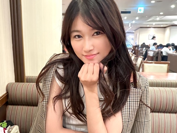 【潮吹き美容師の秘密】『やだ、止まらない…』可愛いお姉さんが上目遣いでチンポを咥え、手マンで簡単に潮吹き！床がビショビショになるほどの大洪水♡