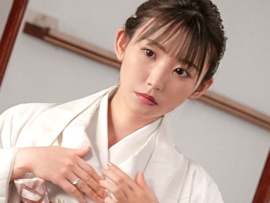 【田舎の秘め事】『誰も来ないよね…?』幼馴染のスレンダー美少女と汗だくエッチ!田んぼの匂いがする中で、卑猥な汁まみれのマ○コに生挿入!腰振りプレスで感じまくる!♡