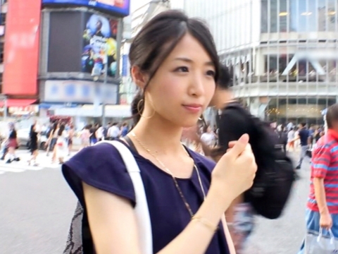 【美ボディお姉さんと密着セックス】スレンダー美女が男と激しく絡み合う！正常位で男根を奥まで迎え入れ、感じまくるお姉さんの喘ぎ声がエロすぎる♡