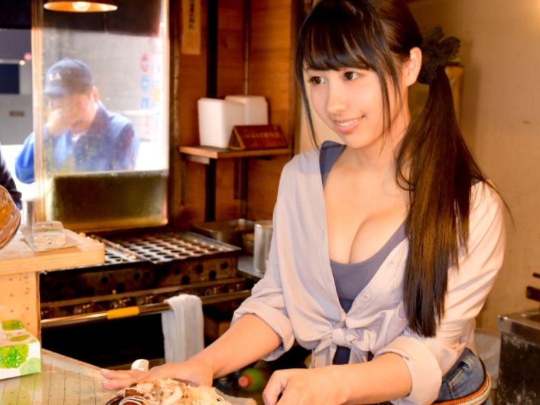 【100%ガチ素人】「あ～ん♡」元気いっぱい看板娘が電マで大暴走！連続イキで顔射！股間が暴走しちゃう！