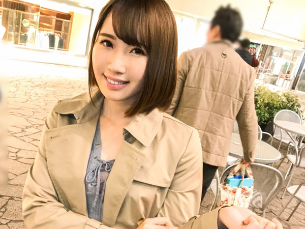【久々セックスで乱れまくり】パイパン素人娘がナンパで即ハメ！久々のチ○ポ挿入に喘ぎ声が漏れ、腰振りが止まらない！！敏感なパイパンま○こをズプっと貫かれ、快感に溺れる姿は超エロい！