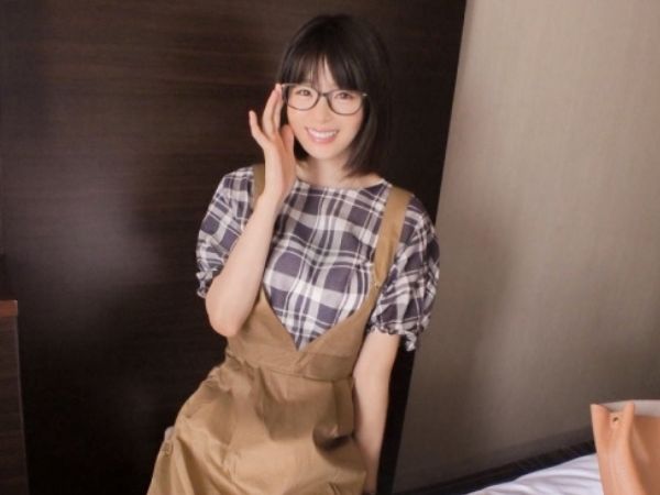 【素人ナンパ】普段は清楚な先生なのにセックス中はドスケベ…しゃぶり倒すフェラで勃起させてパイパンに生挿入…♡