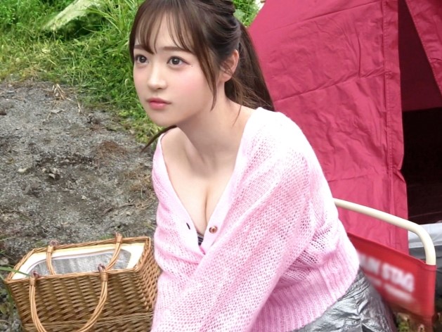【野外でエッチなキャンプ体験】『誰かに見られちゃう…』ソロキャンプ女子がナンパされ、テントの中でこっそりSEX！押しに弱い彼女が顔を赤らめながら感じまくる！♡